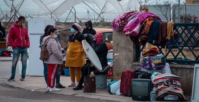 Desalojadas unas 400 personas de un asentamiento chabolista incendiado en Palos de la Frontera