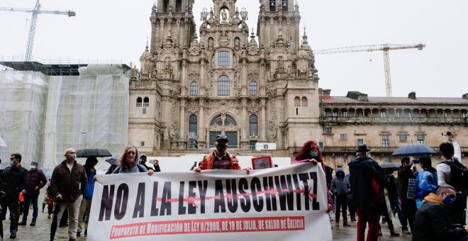 Cientos de negacionistas de toda España se manifiestan en Santiago contra la reforma de la ley gallega de salud