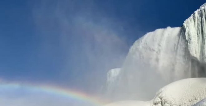 Las cataratas del Niágara se cubren de una manto blanco helado