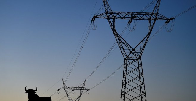 El precio mayorista de la luz marca un nuevo récord tras subir el 4,8% en un día