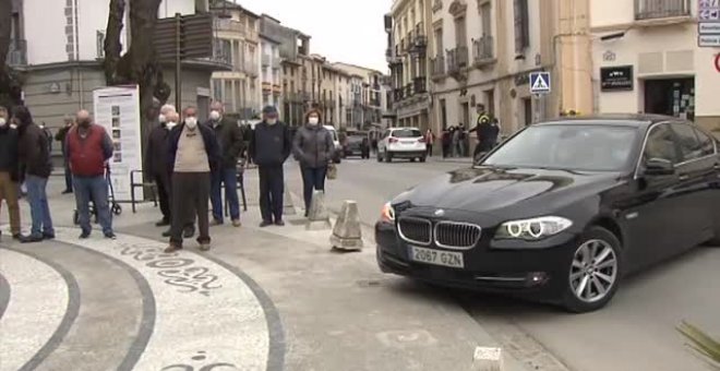 Los vecinos de Alcalá la Real despiden a su sacristán, asesinado a las puertas de la iglesia