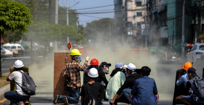 Violentas cargas policiales en Myanmar durante las manifestaciones en favor de la restauración democrática