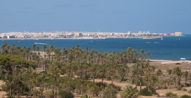 Un urbanismo bipolar: Torrevieja, "un territorio depredado" que teme ser el nuevo Benidorm