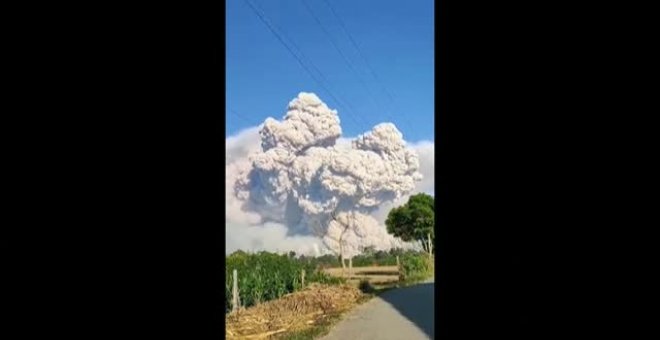 Un volcán indonesio expulsa una columna de humo de 5 km