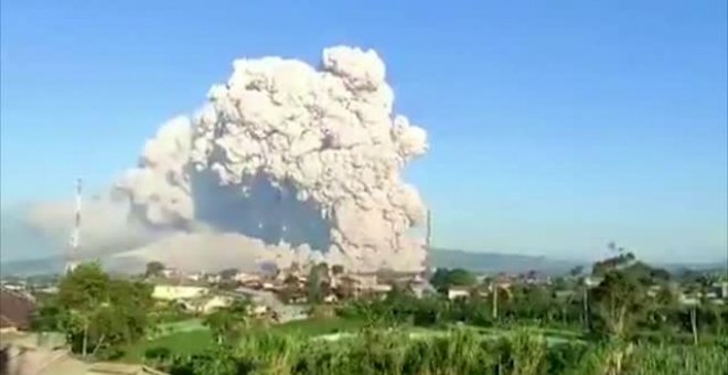 El volcán Sinabung en Indonesia entra en erupción arrojando espesa ceniza volcánica