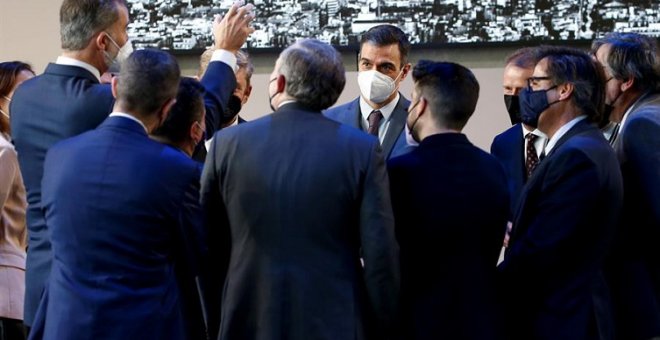 La imagen viral de Felipe VI y Pedro Sánchez rodeados de hombres que retrata la falta de mujeres en puestos directivos de empresas