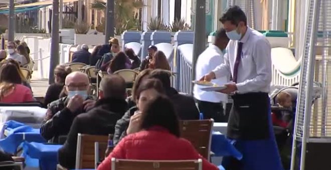 Los valencianos celebran al sol la vuelta a las terrazas