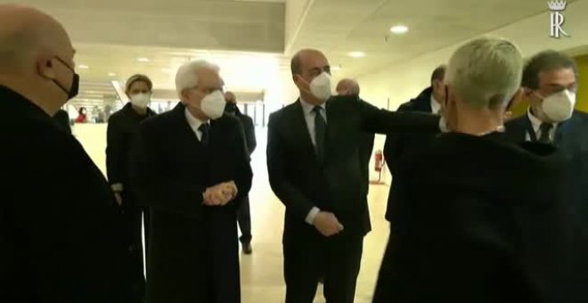 El presidente italiano Sergio Mattarella visita el centro de vacunación COVID-19 en Roma