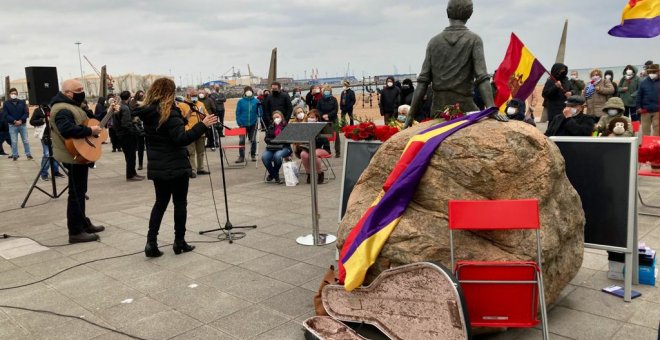 Claveles rojos y banderas tricolores en el homenaje en Xixón a la "niña de la paz" Araceli Ruiz