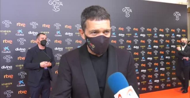 Banderas reivindica en la alfombra de los Goya el papel terapéutico del cine en pandemia