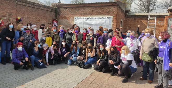 Unas 200 personas recuerdan en el cementerio de La Almudena a las 80 republicanas fusiladas en la posguerra