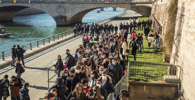 La Policía desaloja en París los muelles del Sena, abarrotados pese a las restricciones que mantienen los bares cerrados