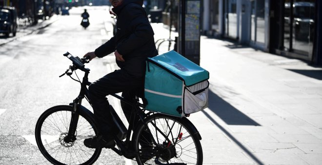 Deliveroo se desploma en su estreno en bolsa por el trato que da a sus repartidores