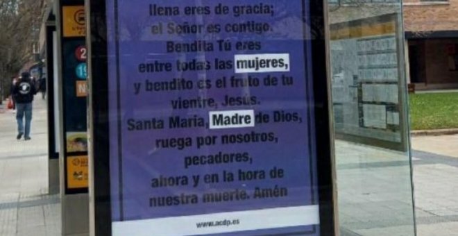 Una asociación católica ataca el 8M con carteles negacionistas en las marquesinas de 31 ciudades