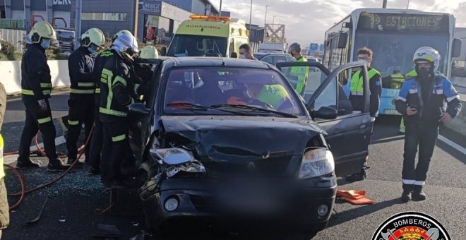 Dos heridos leves en un accidente con tres coches en la S-10 a la entrada de Santander