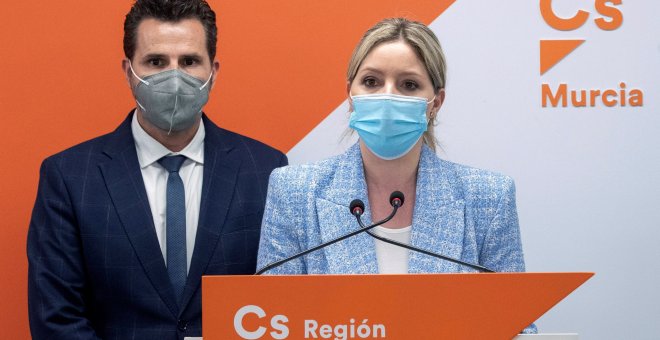 Ciudadanos expulsa a los tres diputados que frustran la moción de censura en Murcia