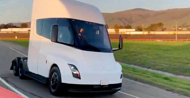 Este es el nuevo prototipo del Tesla Semi, con celdas 4680 y en movimiento