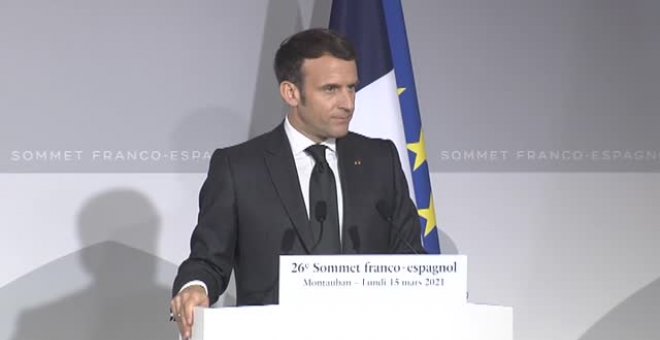 Macron anuncia que paraliza temporalmente la vacunación con AstraZeneca