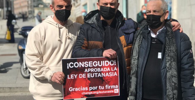 En directo | Las familias que han traído la Ley de la eutanasia el Congreso celebran su aprobación