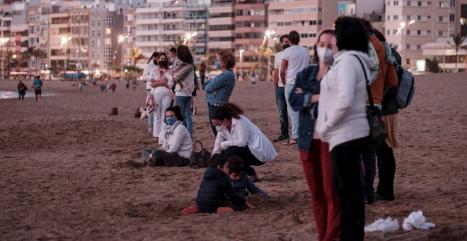 Duelo a la orilla del mar en memoria de la niña de Mali