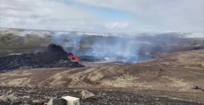 Una estación mide junto al volcán el flujo de lava que sigue saliendo desde que el pasado viernes entrara en erupción