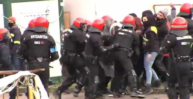 Enfrentamientos entre la Ertzaintza y trabajadores de Tubacex a las puertas de la fábrica de Amurrio