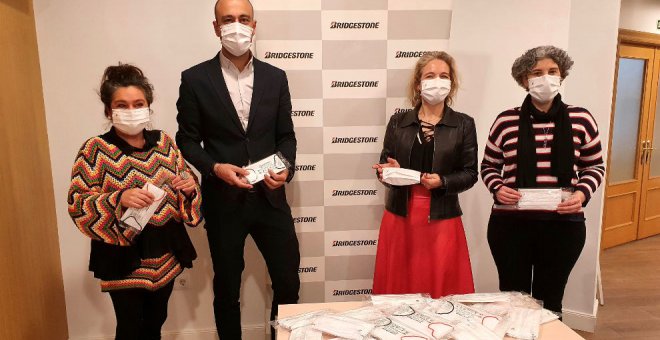 El Ayuntamiento reparte a los escolares del municipio 15.000 mascarillas donadas por Bridgestone