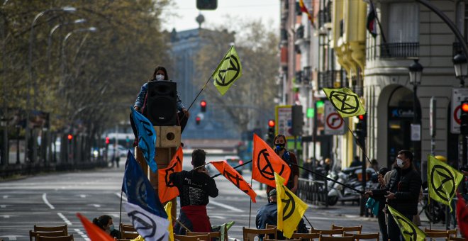 Extinction Rebellion corta el Paseo del Prado para exigir una Asamblea Ciudadana en el Día Mundial por el Clima