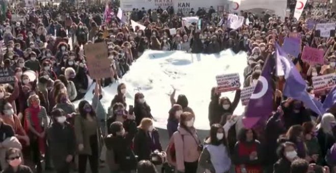 Gran protesta en Estambul por la retirada de Turquía del convenio contra la violencia machista