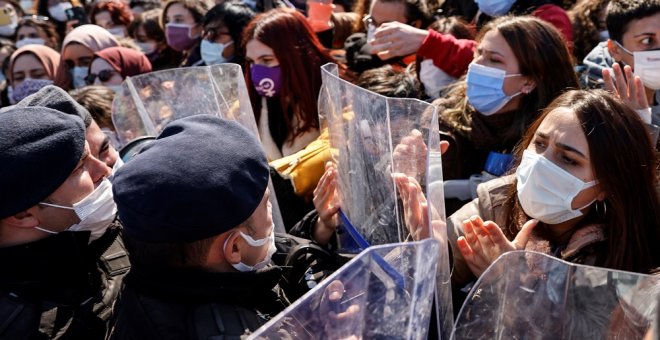 Estambul acoge una gran protesta contra la salida de Turquía del tratado europeo contra la violencia machista