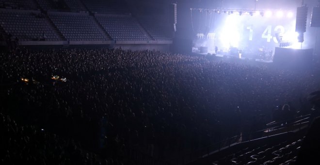 5.000 persones s'entreguen a la música de Love of Lesbian en un concert "històric i emocionant" aïllat de la Covid