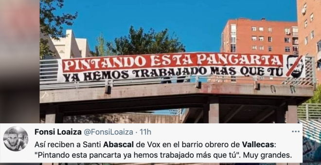 La pancarta que recibe a Abascal en Vallecas mofándose de su historial laboral