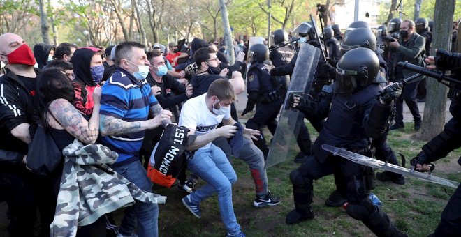 Dos detenidos y 14 heridos en la protesta de los vecinos de Vallecas por un mitin de Vox