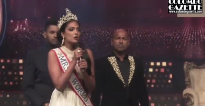 Reina de la belleza despojada de su corona por no estar casada