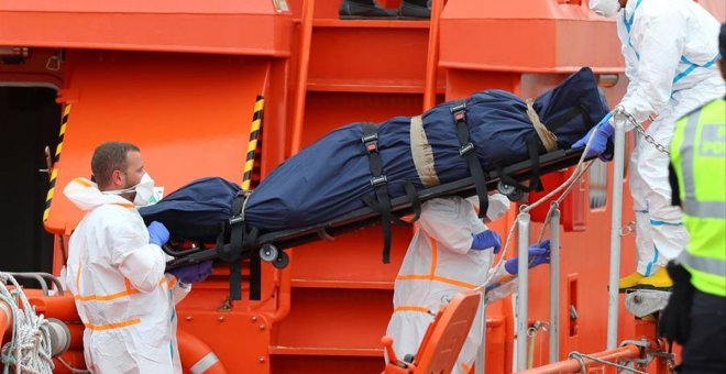 Al menos cuatro personas migrantes mueren en un cayuco localizado al sur de El Hierro