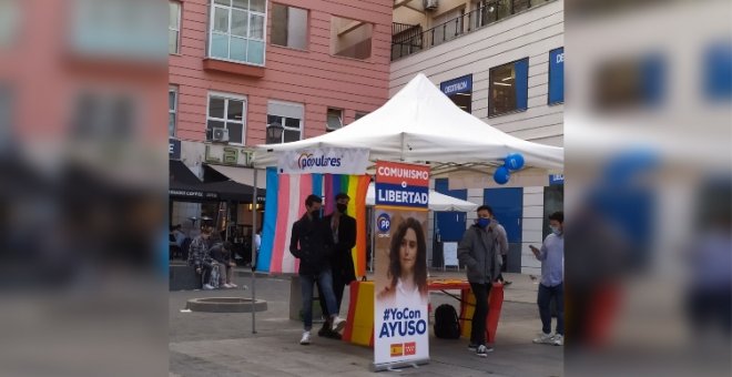 "Te tienes que reír": los tuiteros no dan crédito a las banderas que cuelgan de un puesto de campaña electoral del Partido Popular en Madrid