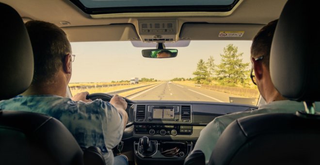 La DGT no puede multar ni sancionar con pérdida de puntos por no llevar mascarilla en el coche