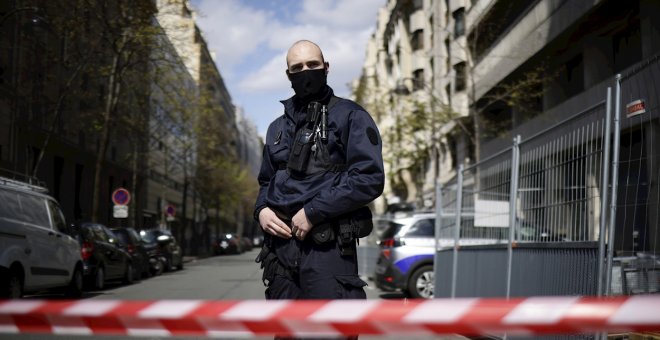 Un muerto y una herida grave en un tiroteo frente a un hospital de París