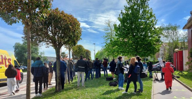 Una veintena de hosteleros increpa a Revilla por las restricciones al ir a vacunarse contra el Covid