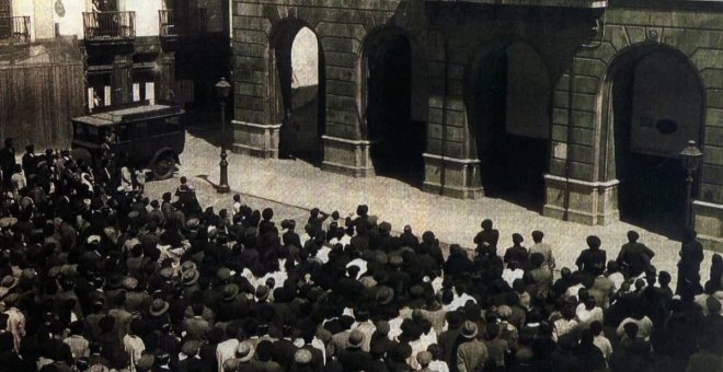 Ofrendas florales en Xixón, Uviéu, Avilés y Candás para conmemorar el noventa aniversario de la República