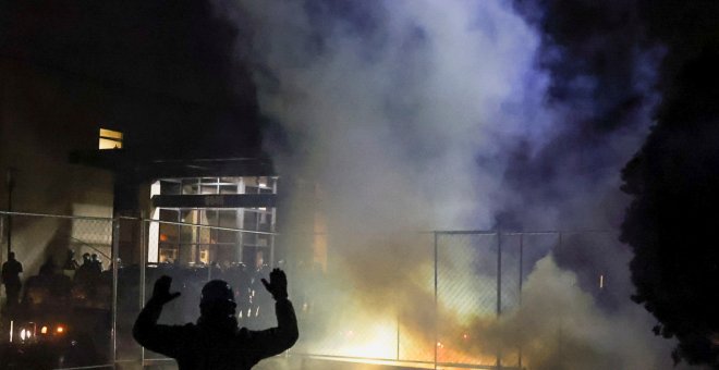 Manifestantes desafían el toque de queda por la muerte del joven negro en Mineápolis