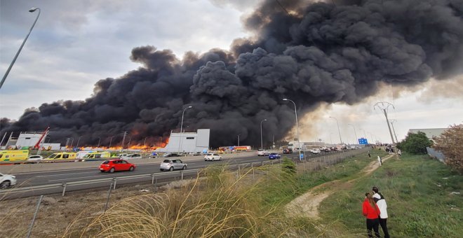 Un incendio en industrias de Seseña lleva al cierre de colegios y a decretar el plan de emergencia de la ciudad