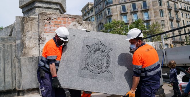 Barcelona retira el escudo de Juan Carlos I del obelisco de la plaza Cinc d'Oros