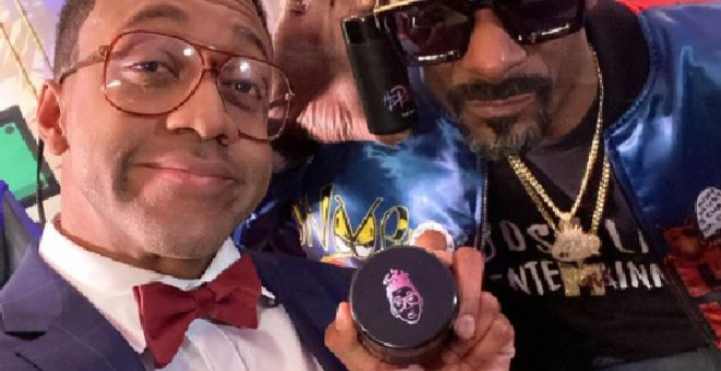 Sí, es Steve Urkel vendiendo marihuana con Snoop Dogg