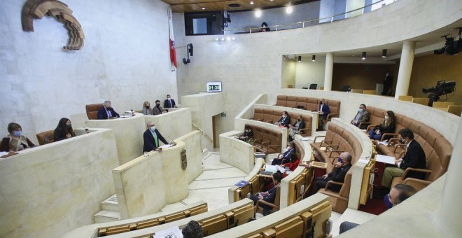 Los coches oficiales del Gobierno, las ayudas a hosteleros y las notificaciones de ACAT en la basura, a debate este lunes en el Parlamento