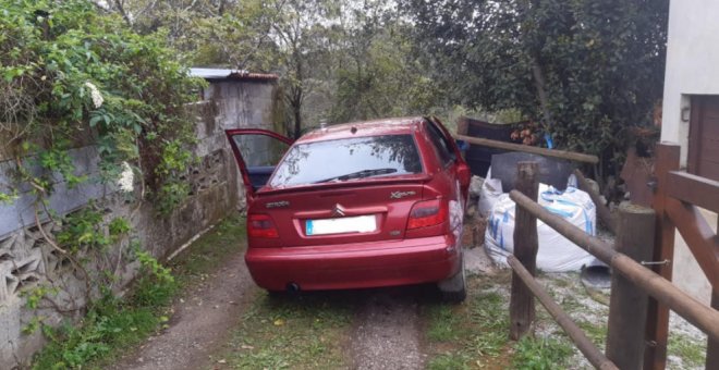 Liberado un hombre con una pierna atrapada entre un coche y un cercado en Ruiloba