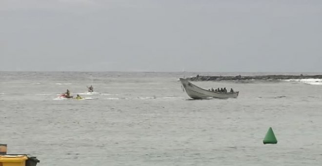 Rescatados más de 40 migrantes de una patera a la deriva en Tenerife