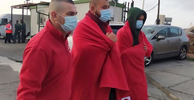 Las ONG critican la devolución de los migrantes que entraron a nado en Ceuta