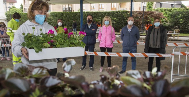 El Ayuntamiento repartirá hasta el viernes más de 7.000 flores y plantas aromáticas