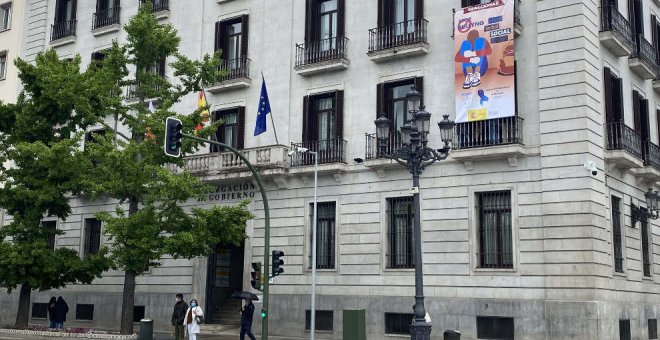 La Delegación del Gobierno coloca una pancarta para conmemorar el Día Internacional contra el Acoso Escolar